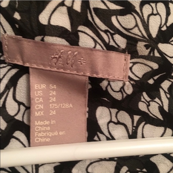 Black & White Sleeveless Butterfly Print Blouse - Picture 4 of 5